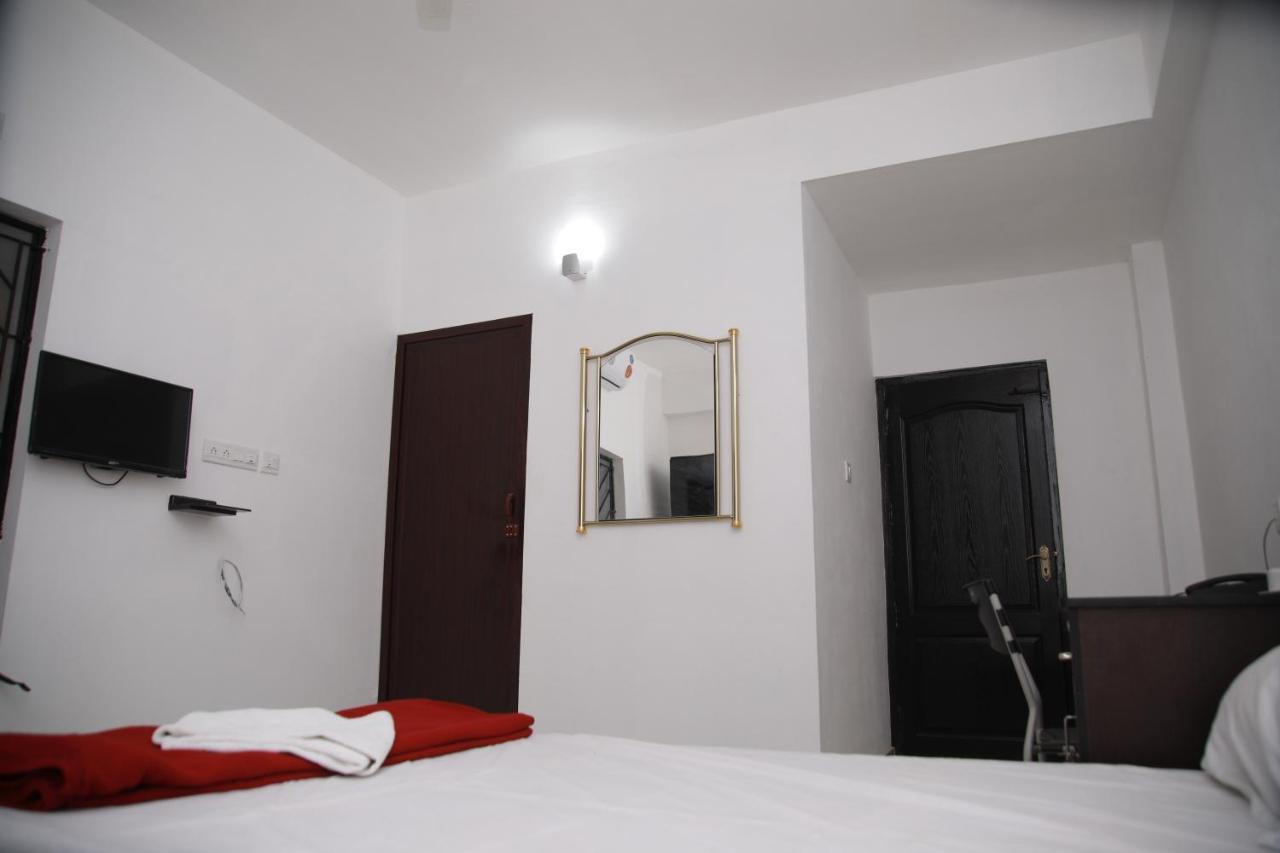 Meghna Residency Hotel Thiruvananthapuram Bagian luar foto