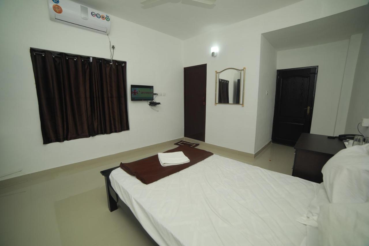 Meghna Residency Hotel Thiruvananthapuram Bagian luar foto
