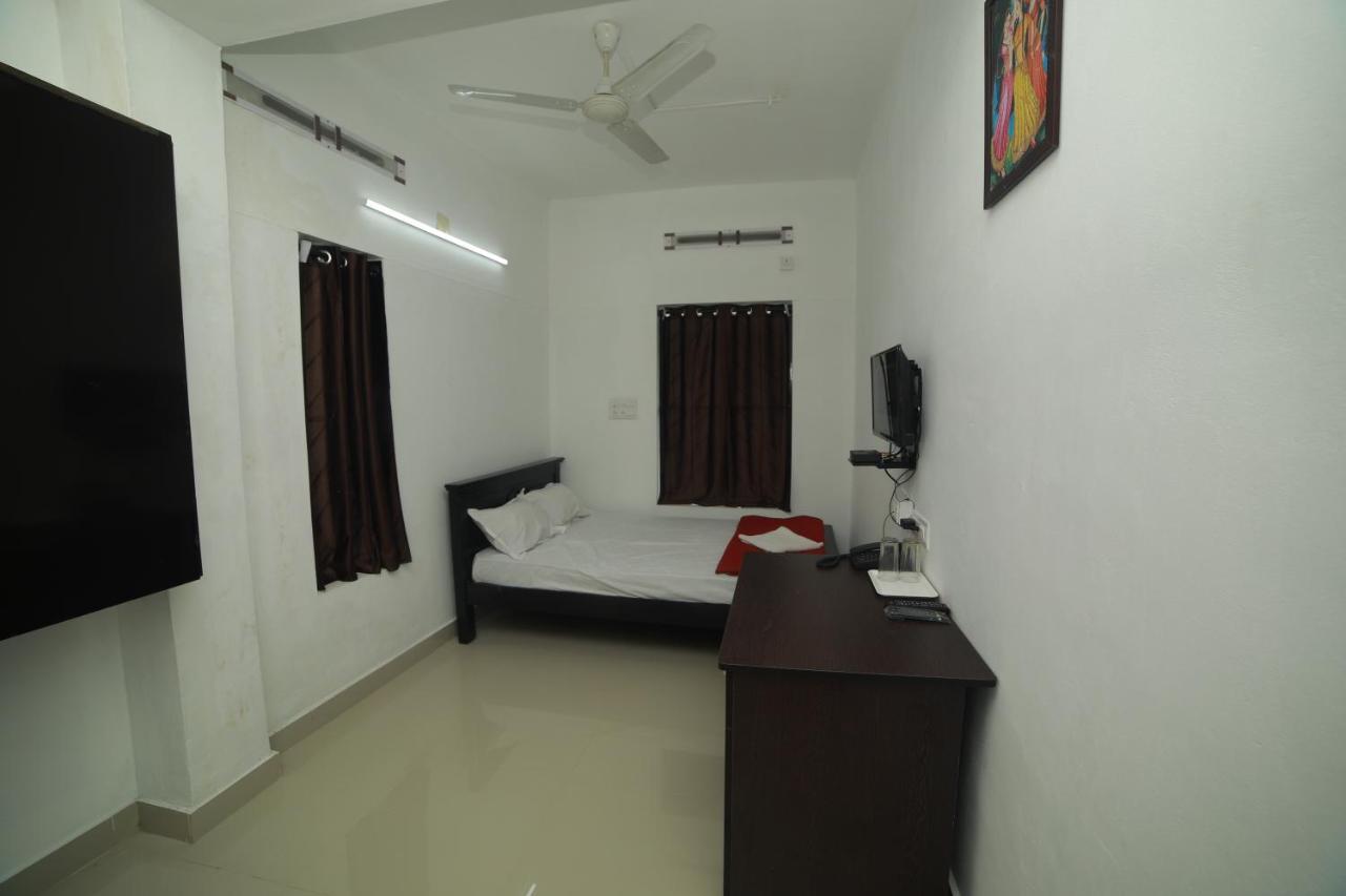 Meghna Residency Hotel Thiruvananthapuram Bagian luar foto