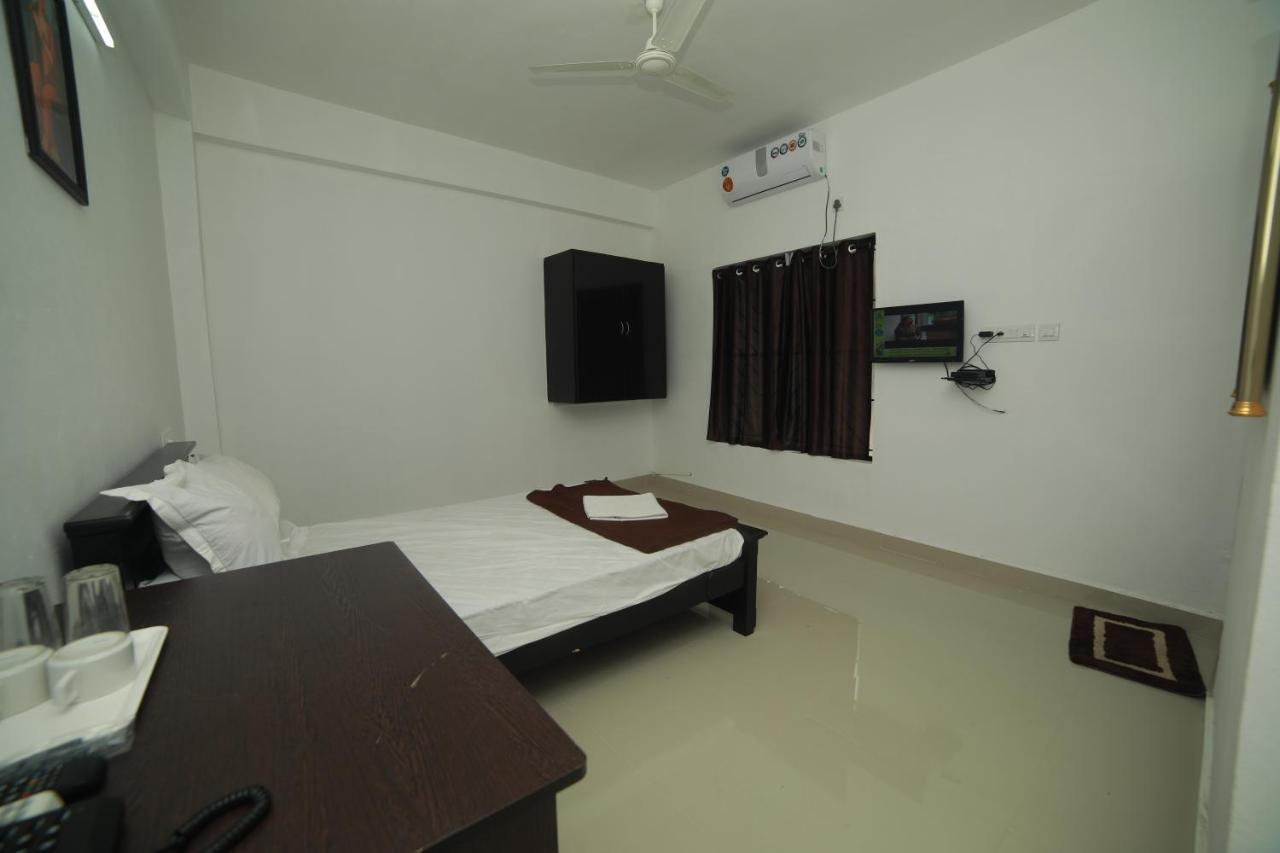 Meghna Residency Hotel Thiruvananthapuram Bagian luar foto